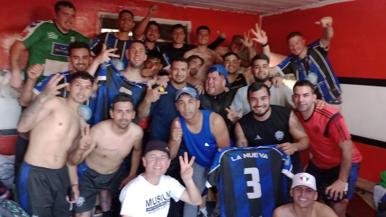 FESTEJO. Los jugadores de La Nueva de Grand Bourg celebran la victoria en el vestuario ante Colectividad Boliviana.