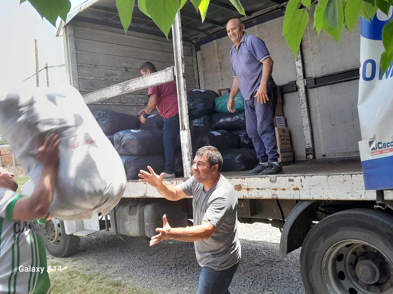 La carga de las donaciones, antes de partir desde Pilar hacia Chaco.