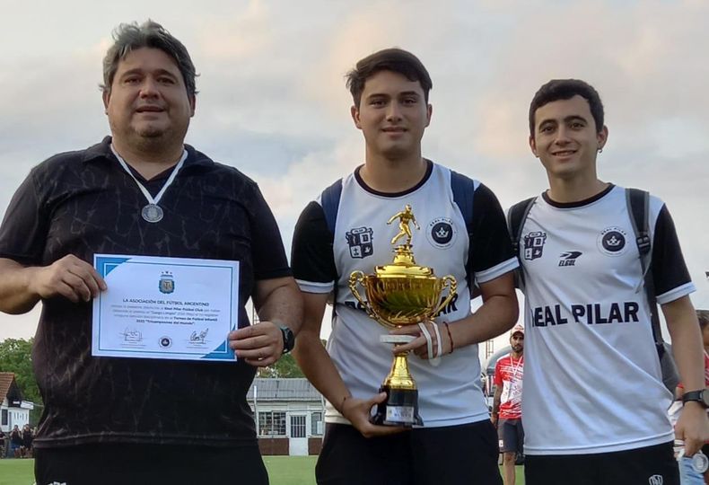 CUERPO T&Eacute;CNICO. Mat&iacute;as G&oacute;mez, Joaqu&iacute;n G&oacute;mez y Santiago Speranza con el diploma Fair Play y la copa del f&uacute;tbol infantil.