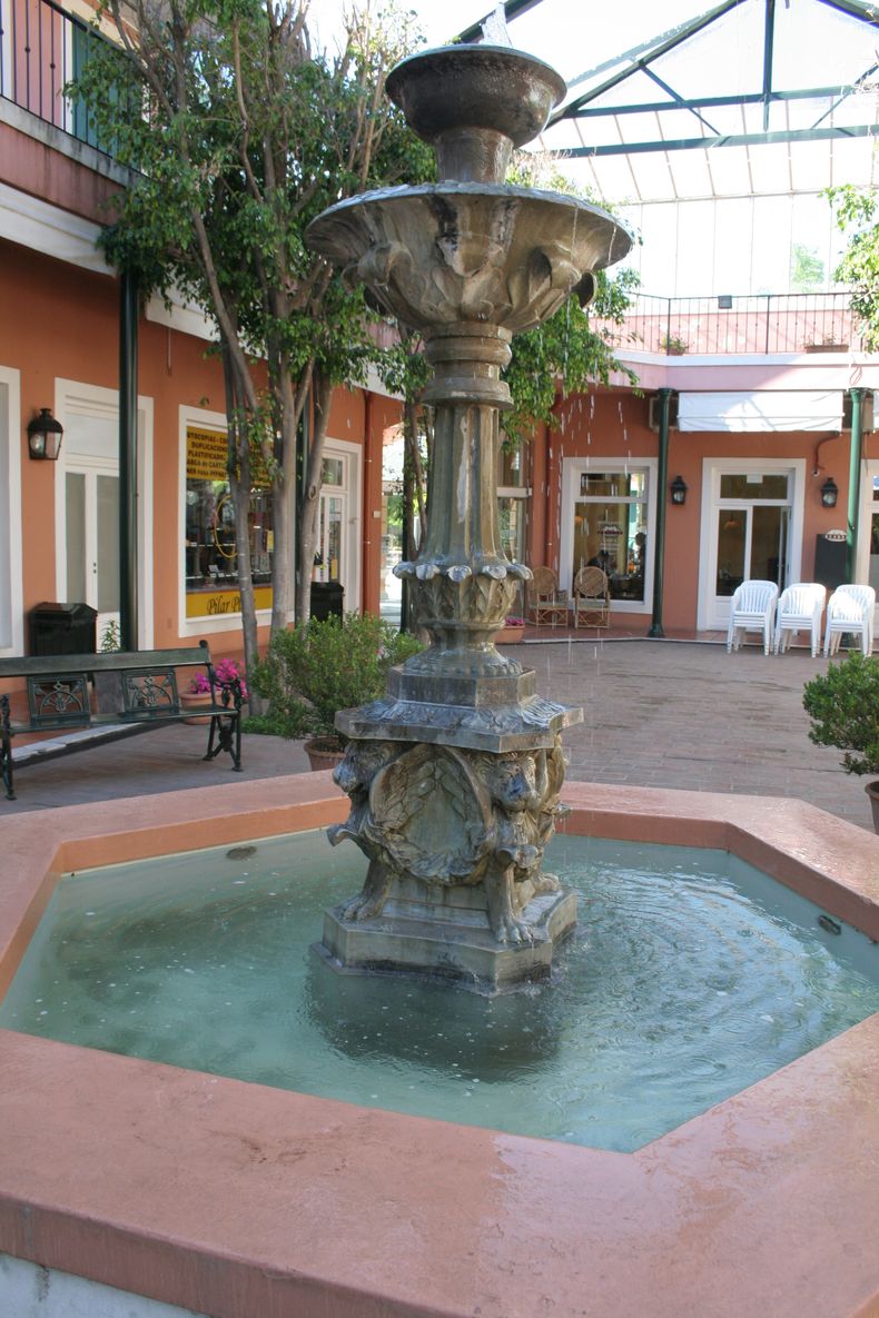 La fuente fue traída de la India y tiene más de 300 años.