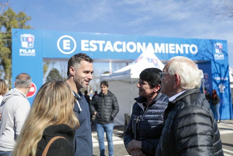 El intendente Federico Achával recorrió el nuevo estacionamiento inteligente de Del Viso. 