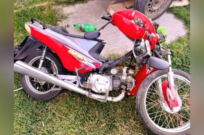 El motociclista herido fue trasladado al Hospital Central de Pilar con una lesión sangrante en la cabeza. 