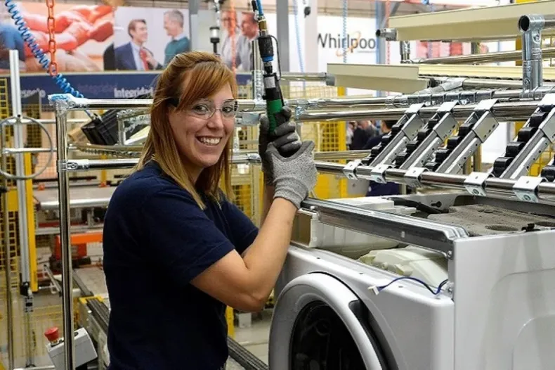 PRODUCCIÓN. En la planta de Whirlpool en Pilar se fabrica un lavarropas cada 40 segundos.