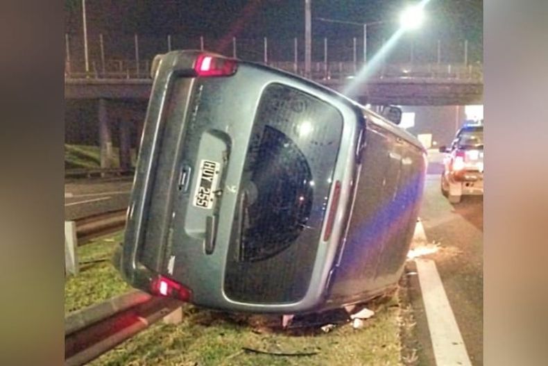 ACCIDENTE DE TRÁNSITO. El conductor perdió el control del rodado y terminó volcando sobre el carril rápido. 