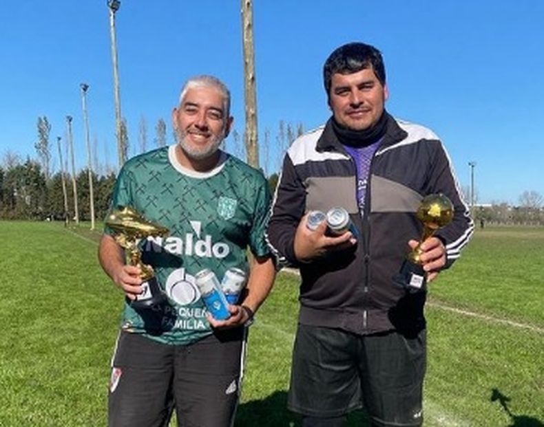 PREMIADOS. Marcos González, goleador de Los Ángeles, y Leonardo Medina, arquero de Vicente López.