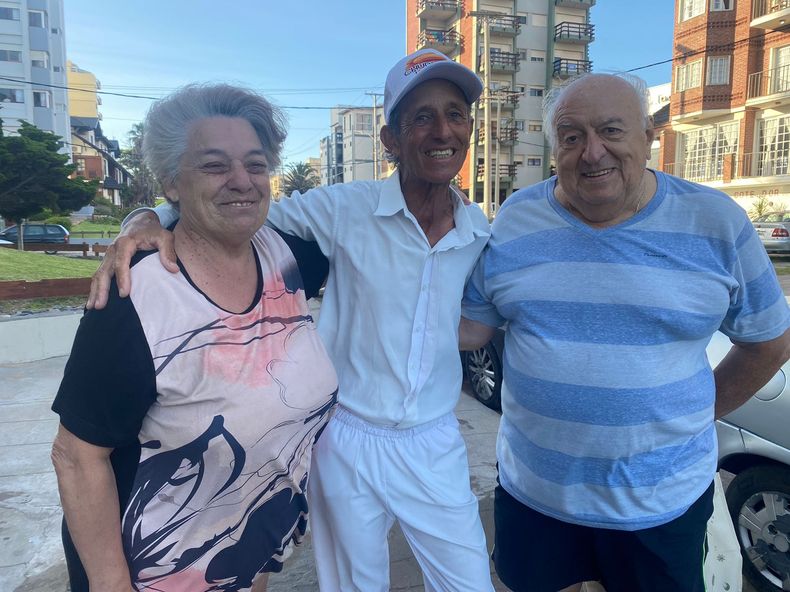 Antonio Espasa con clientes "hist&oacute;ricos" de Villa Gesell.