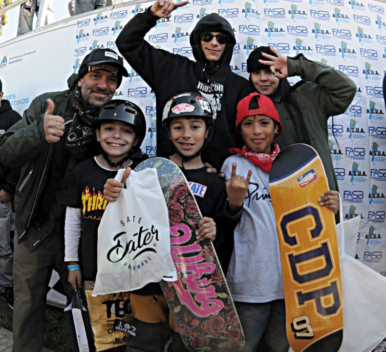 PRIMER PUESTO. Mateo Serrudo (centro) gan&oacute; en su categor&iacute;a dentro de la divisi&oacute;n Iniciales.