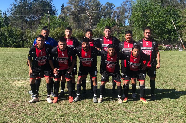 ESCOLTA. Villa Rosa ganó en casa y sigue en la pelea.