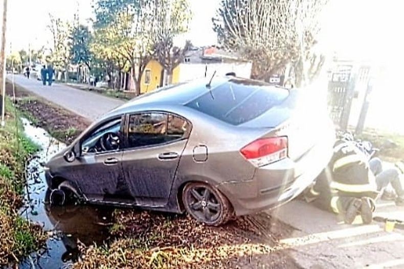 El automóvil terminó impactando contra la zanja y el motociclista herido tuvo que ser hospitalizado. 