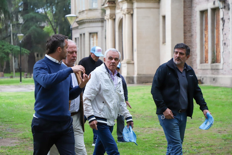 RECORRIDA. Achával junto a integrantes de la cámara de comercio en el predio del Pellegrini.