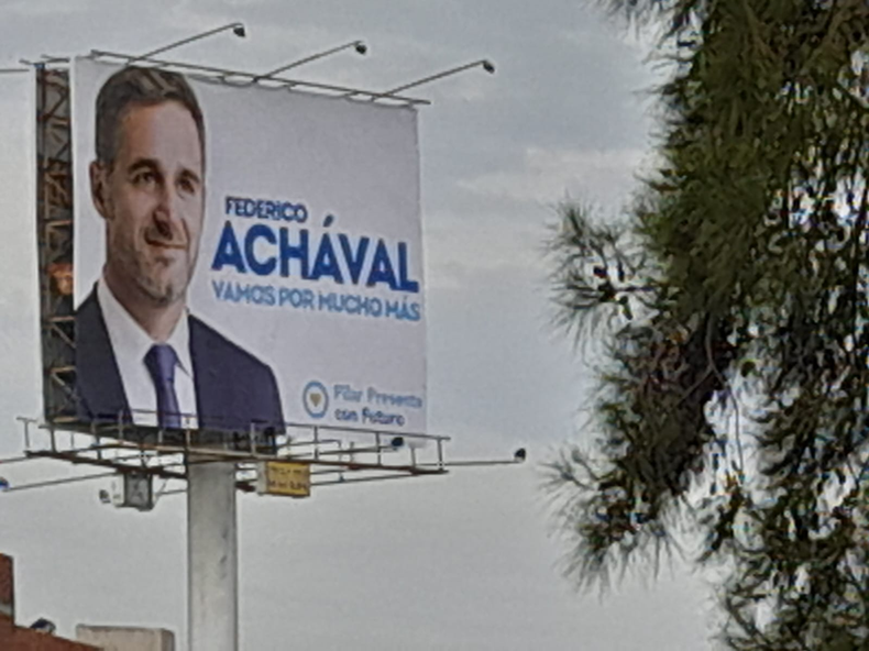 GIGANTE. El rostro de Federico Ach&aacute;val ya se ve en los carteles de campa&ntilde;a en la Panamericana.&nbsp;&nbsp;