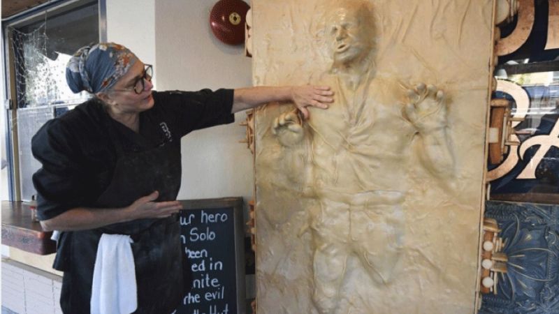 “PAN SOLO”, la espectacular figura de Han Solo atrapado en carbonita hecha con pan