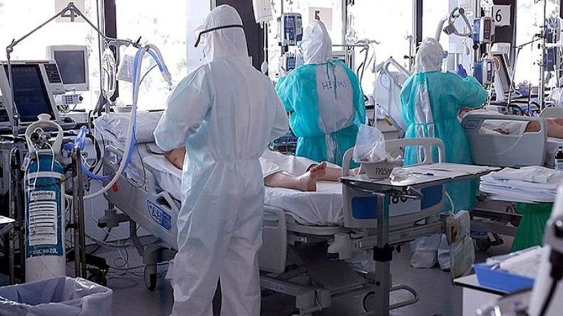 TERAPIA. A más edad, baja la cantidad de contagios pero sube dramáticamente la tasa de letalidad..
