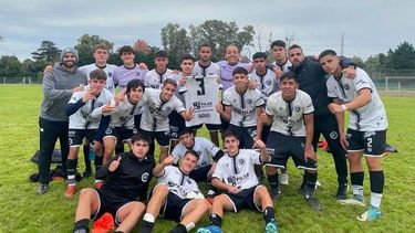 FELICIDAD. La Tercera División de Real Pilar posa tras la victoria en Derqui.