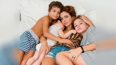 MONTAÑA DE AMOR. Así tituló la foto la actriz delvisense, Agustina Cherri, rodeada de sus hijos..
