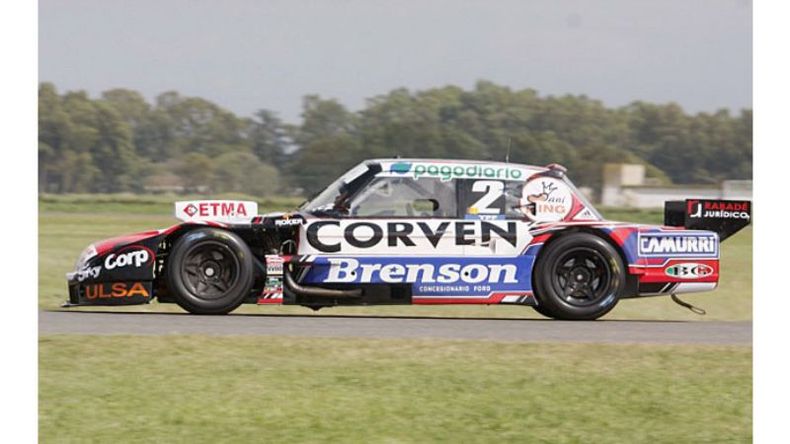 NO ACELERA. El Ford de Rossi penó en lo recto del circuito..