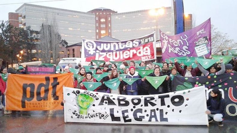 MARCHA. Las manifestantes rechazaron la posición del Austral..