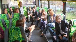 EN VIAJE. Macri, con vecinos y funcionarios, ayer, a bordo de un colectivo de la línea 520. .