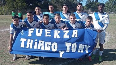 BANDERA. Los jugadores de Unión le dedicaron el triunfo a los juveniles Thiago Domínguez y Tomás Noguera, lesionados. (FOTO: MARIO CACEREZ)..