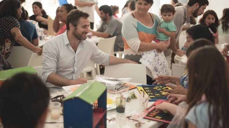 JUGUETES. Achával volvió a participar ayer de talleres con vecinos..