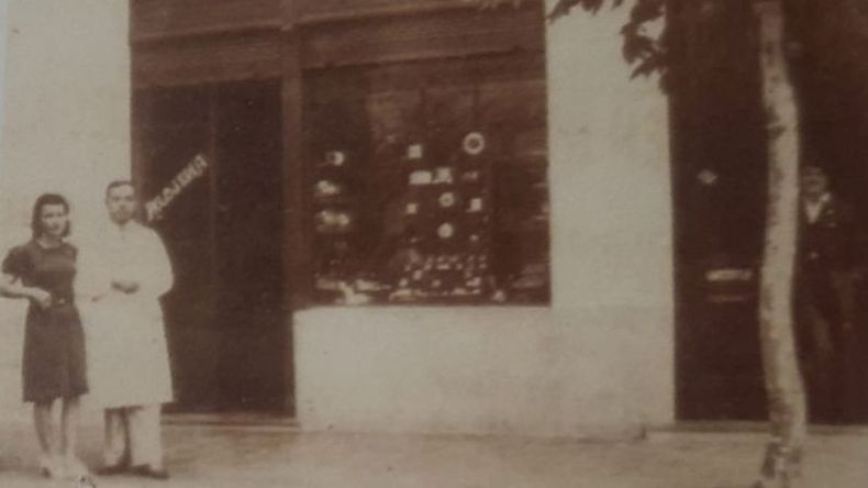 AÑO 1941. Con su esposa María Crifasi, en el local de Rivadavia casi Independencia..