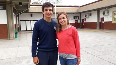 Pilar a Diario | A ESTUDIAR. Barri en el Parroquial, junto a la directora Eugenia Vivaldo..