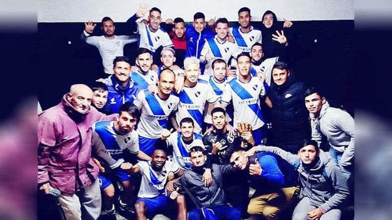 Unión festeja en el vestuario la goleada ante Zelaya..