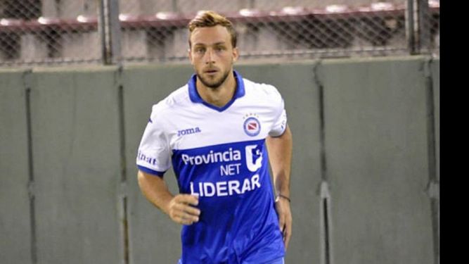(José Alderete). DOBLETE. Lautaro anotó en la goleada 3-0 de Argentinos en Salta..