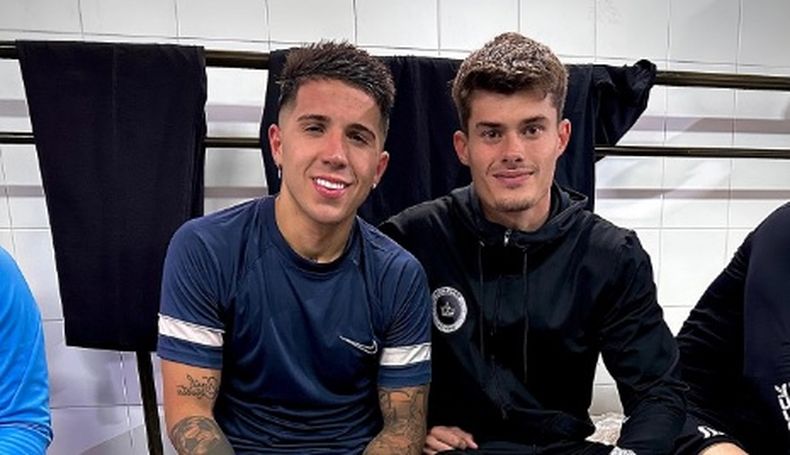 Enzo Fernández y Facundo Ramos en el vestuario.