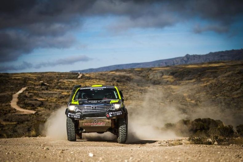 VELOCIDAD. La Toyota Hilux de Menichetti-Naivirt en plena competencia.
