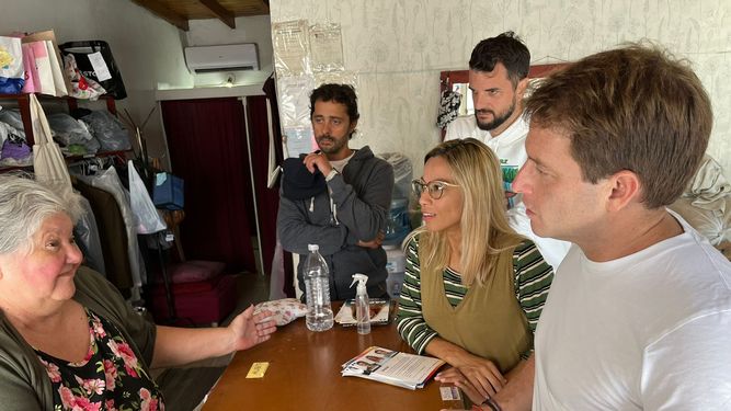 FISCALIZACIÓN. Campbell y Cáceres durante la recorrida en el K50.
