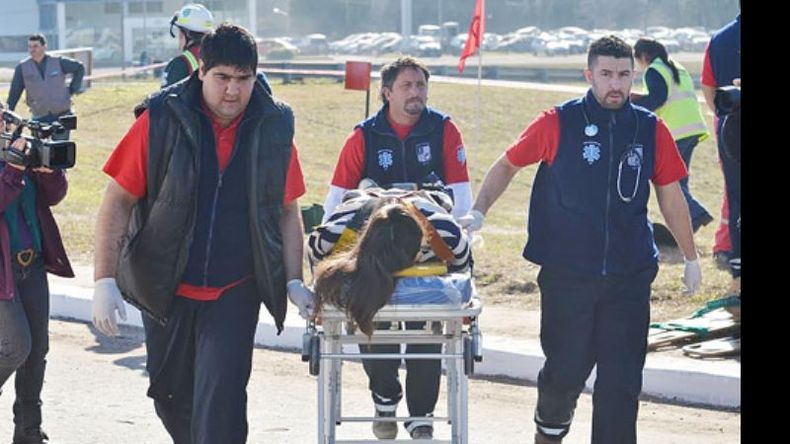 Asistencia a una de las víctimas por parte de los socorristas..