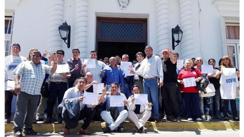 DIPLOMAS. Delegados y trabajadores posan para El Diario..