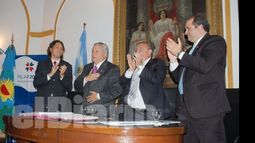 Marcelo Castillo, emocionado, durante el homenaje que le rindieron el lunes..