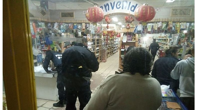 PERICIA. La policía trabajaba anoche en el local donde ocurrió el ataque..