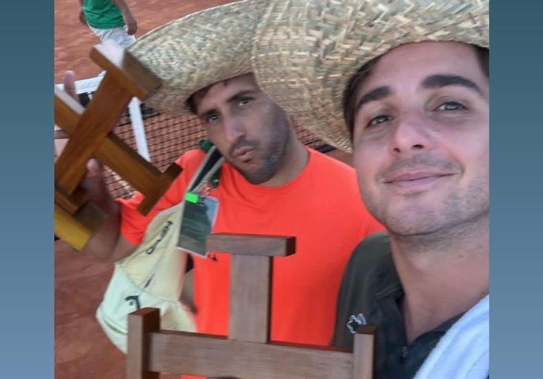 Rodríguez Taverna y Hernán Casanova con el trofeo en Santa Cruz de la Sierra.