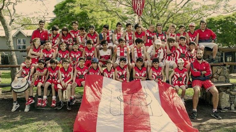 Ranchitos tandilenses. La cantera de Atlético vivió un fin de semana a puro básquet en el encuentro desarrollado en el Club Independiente de Tandil. Fueron 38 chicos de Pre Mini y Mini del Rancho que viajaron con Leandro Torres, Gastón Cornejo y Matías Pellegrini..