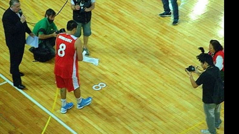 Román Rodríguez descubre el número 8 (en su homenaje) pintado en el parqué..