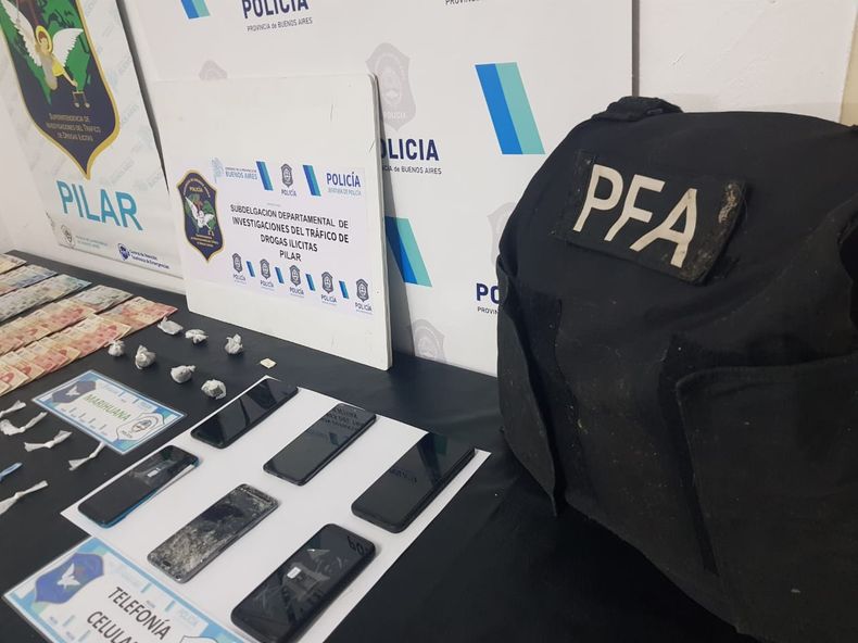 CHALECO Y DROGAS. Parte de lo incautado en los tres allanamientos.