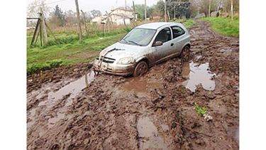 RECLAMO. “Salía con mi mamá de urgencia al hospital y las calles están destruidas. Me cansé de hacer reclamos a la Municipalidad y nunca recibo respuestas”. El mensaje que acompaña a la foto, fue enviado a El Diario por el vecino de Villa Astolfi Leo Farías. Las calles son 12 de Octubre, entre San José y 9 de Julio..