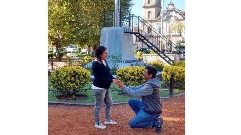 QUE VIVA EL AMOR. Ángel Leonardo Álvarez eligió la plaza 12 de Octubre para proponerle casamiento a su novia, Lorena González, luego de diez años juntos. Tras del rápido “sí” de la futura esposa, la boda se llevará a cabo el 22 de marzo, en el Registro Civil de Derqui..