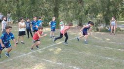 LARGADA. Los chicos comienzan la carrera de los 80 metros con vallas..