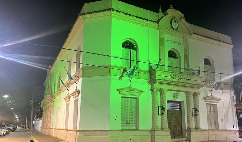 El Palacio Municipal luce iluminado de verde desde el pasado martes.&nbsp;