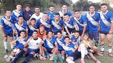 FELICIDAD. Todo el plantel de Unión festeja ser el número “1” de su grupo..