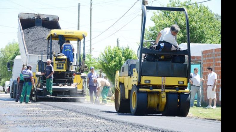 Trabajadores municipales, ayer, asfaltando en el barrio Lima..