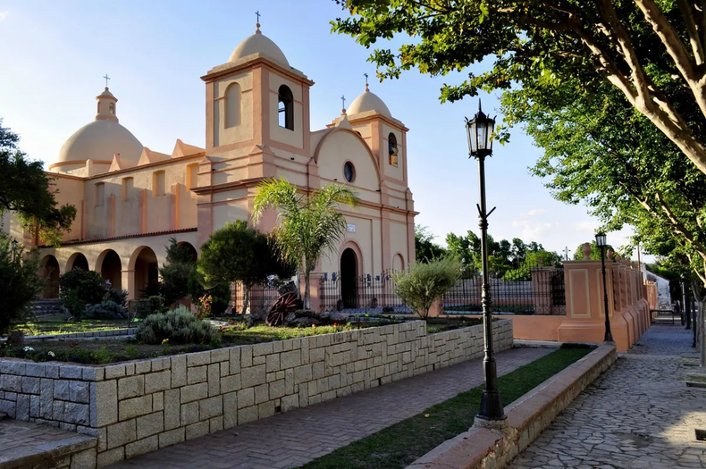 La iglesia y las ruinas de la antigua capilla. (Tulumba Turismo).png