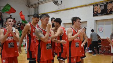ENTRE LÁGRIMAS. Los jugadores de Atlético se despiden con dolor tras consumarse el descenso.