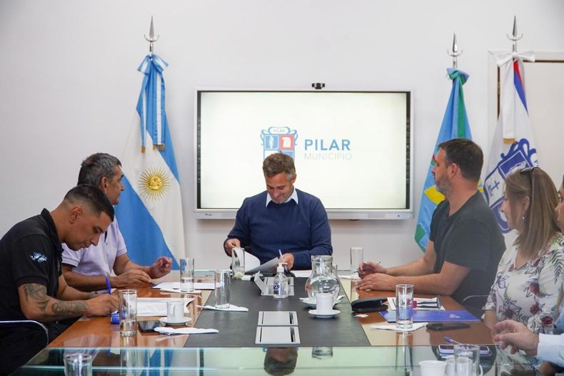 Achaacuteval y Laurent en la mesa de negociacioacuten con los representantes de los gremios municipales