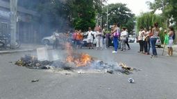 DAME FUEGO. La protesta en el centro de Pilar. .