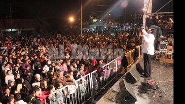 De local. Leonel Chávez, cantó ante una multitud..